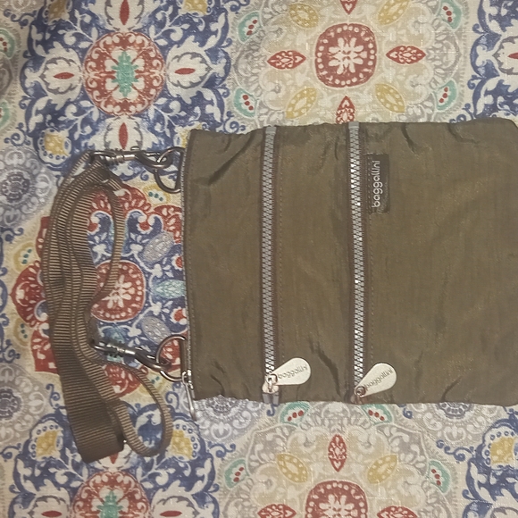 Baggallini Handbags - Baggallini Crossbody Purse